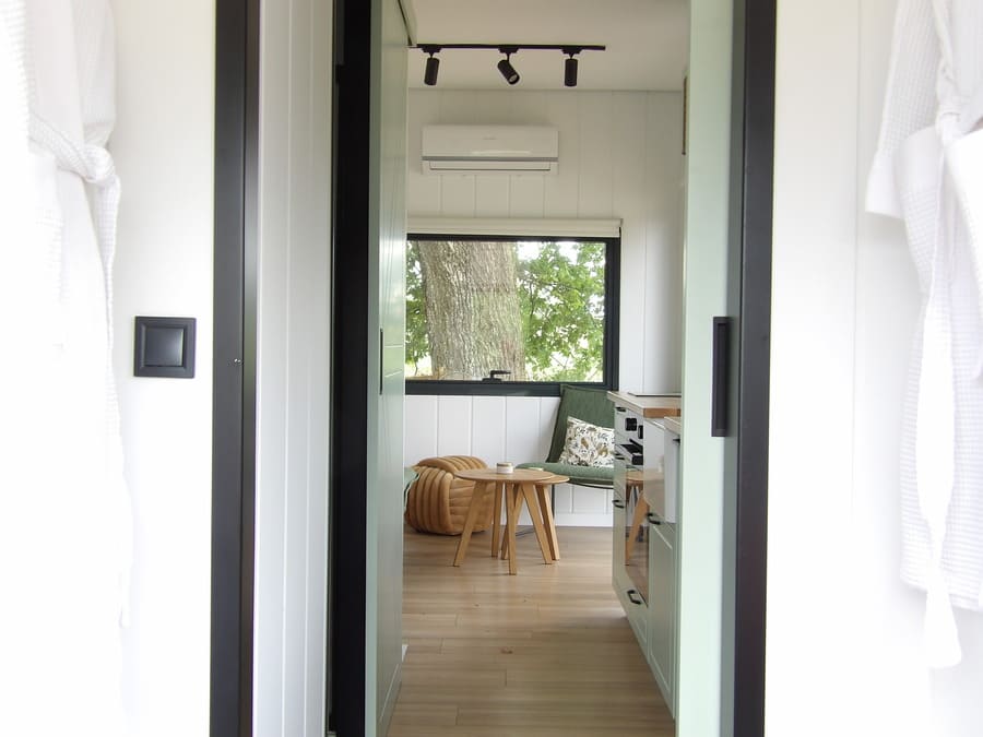 Vue du salon de la chambre tiny house